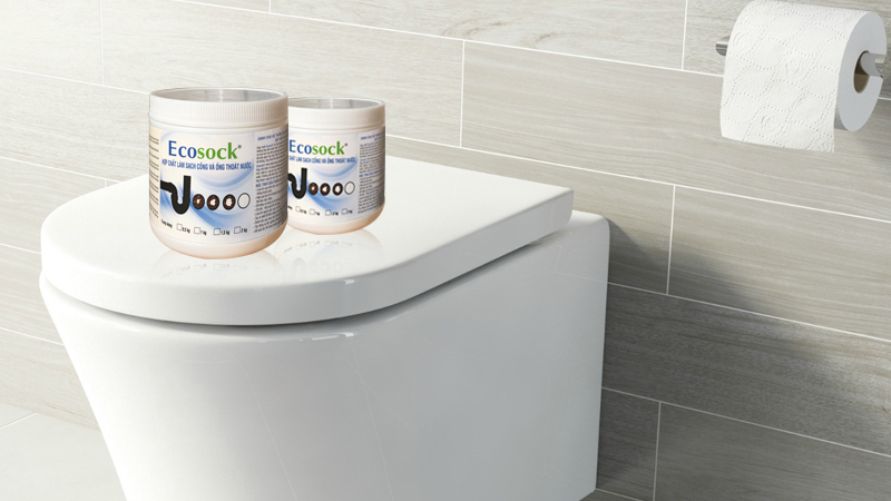 Hợp chất EcoSock vừa có khả năng khơi thông cống rãnh, vừa có khả năng thông tắc bồn cầu. Photo by Moitruongdeal