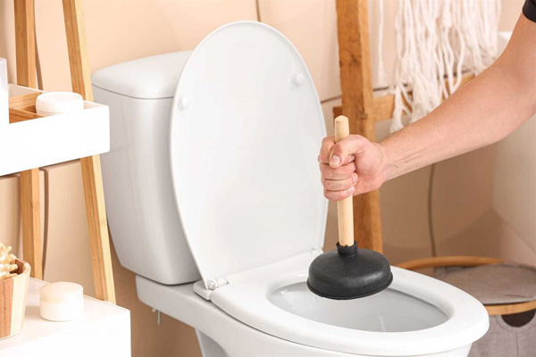 Thông bồn cầu bằng cây thụt bồn cầu