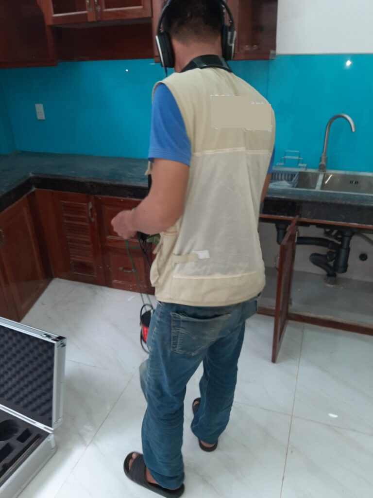 Thợ dò tìm rò rỉ đường ống nước âm trong tường, sàn