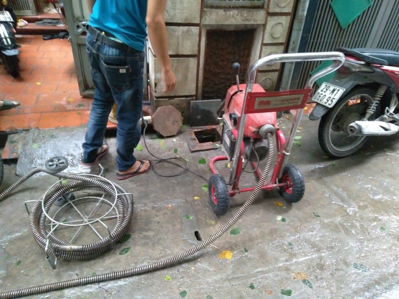 Nguyên nhân hàng đầu gây tắc cống là do ảnh hưởng trực tiếp đến từ người sử dụng