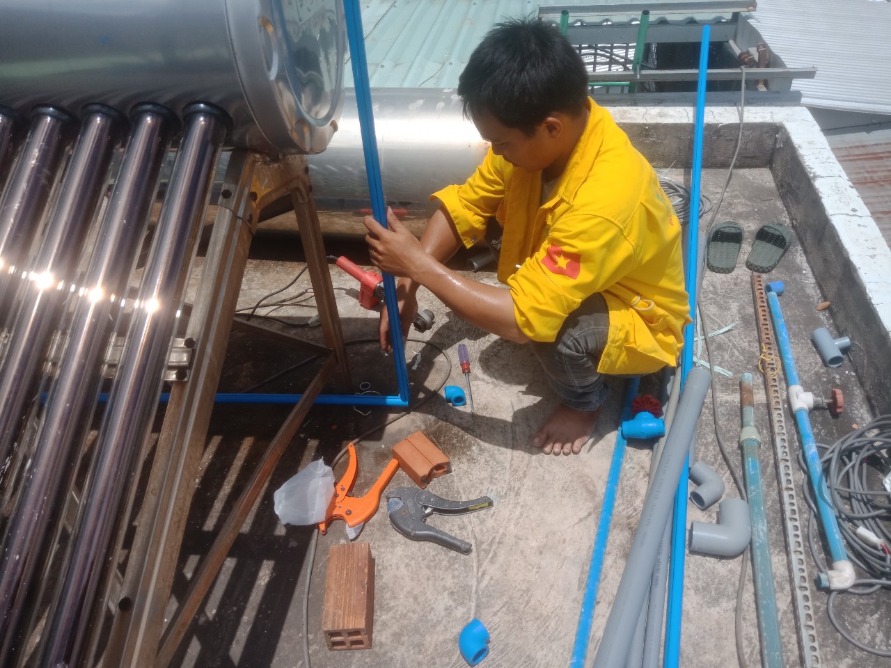 Sửa chữa đường ống nước bị rò rỉ