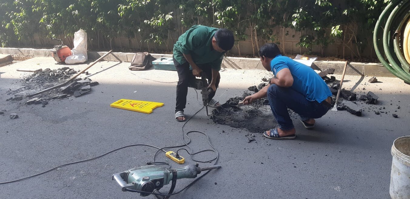 Quy trình kiểm tra và thông hút bể phốt được thực hiện nhanh chóng, đảm bảo vệ sinh và an toàn