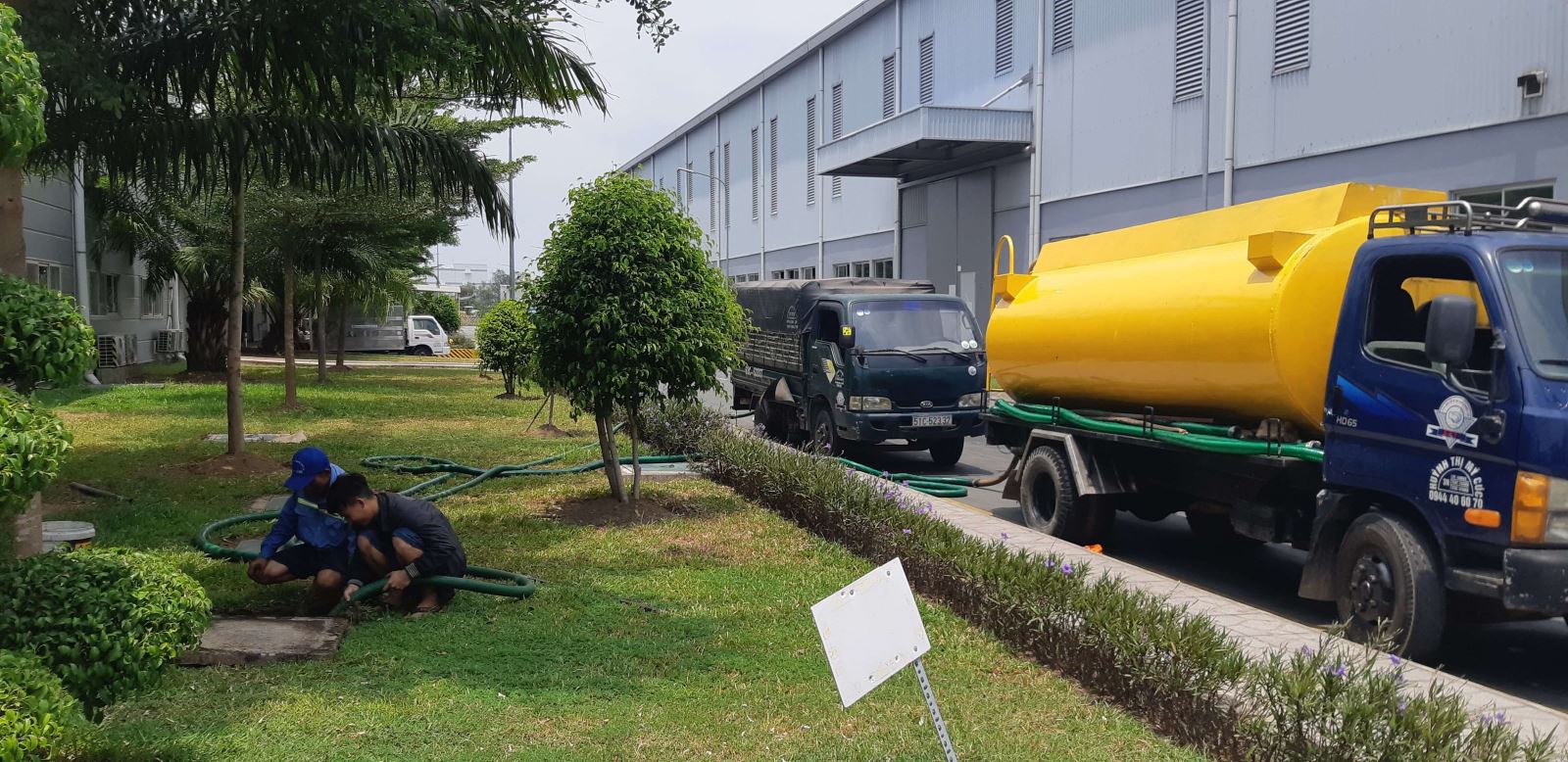 Xe hút bể phốt công suất lớn được triển khai xử lý chất thải sinh hoạt