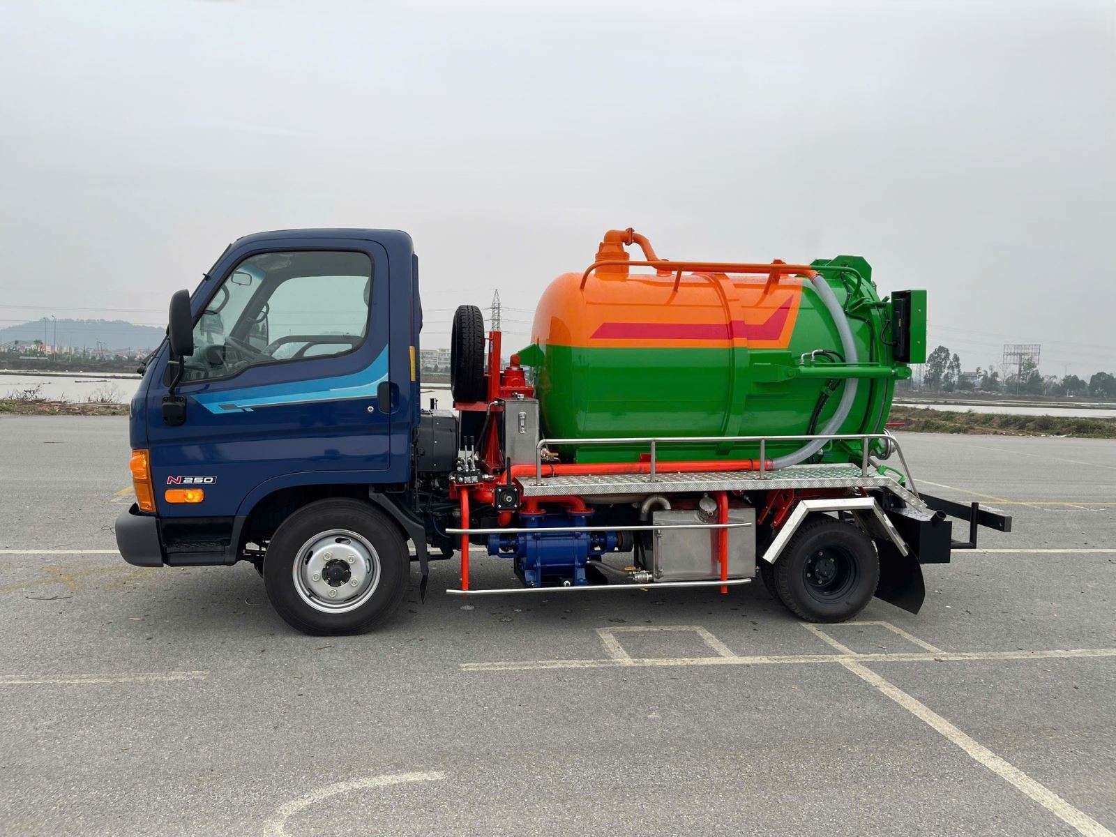 Xe hút hầm cầu chuyên dụng đang thi công tại nhà dân