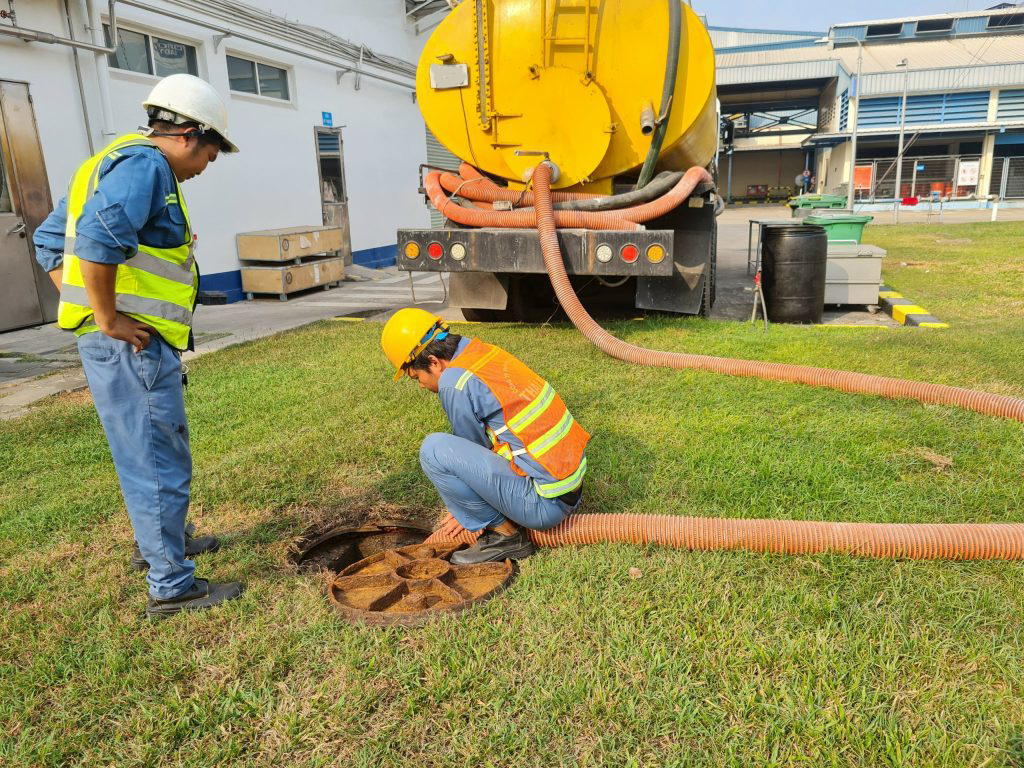 Nhân viên kỹ thuật khảo sát thực tế trước khi báo giá dịch vụ