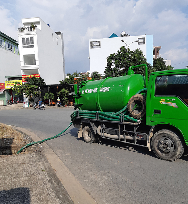 Xe chuyên dụng hút bể phốt công suất lớn hoạt động tại khu dân cư Thái Bình