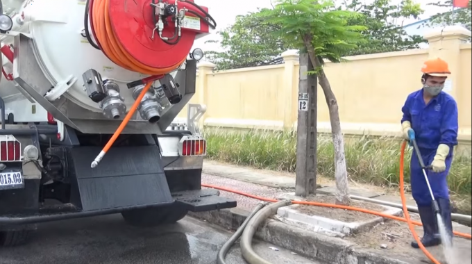 Kỹ thuật viên đang thi công hút bể phốt sạch sẽ, không gây mùi hôi