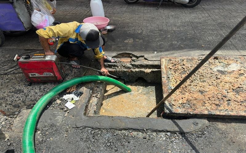 Nhân viên hút bể phốt tại Hưng Yên đang thi công nhanh chóng, đảm bảo sạch sẽ và an toàn tuyệt đối