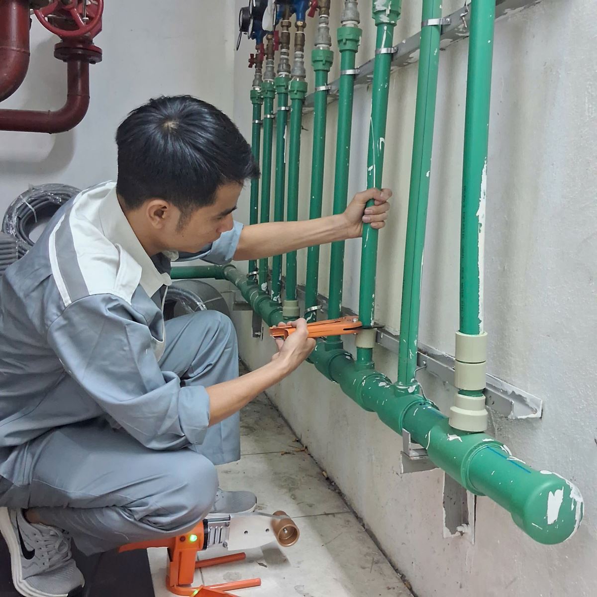 Khách hàng yên tâm sử dụng nguồn nước sạch sau khi vệ sinh đường ống định kỳ