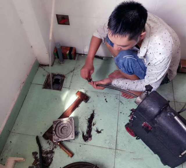 Thợ thông tắc bể phốt tại Hưng Yên đang kiểm tra hệ thống thoát nước bằng thiết bị chuyên dụng