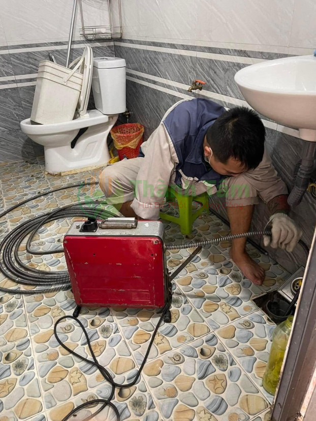 Chuyên gia đang kiểm tra và xử lý mùi hôi nhà vệ sinh chung cư tại Hải Phòng