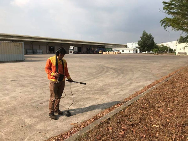 Thợ của công ty thực hiện dò tìm rò rỉ nước tại nhà máy