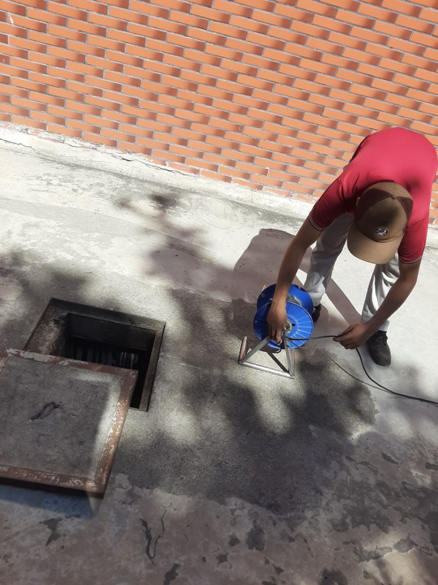 Trong quá trình sinh hoạt xảy ra va đập lên đường ống, tạo ra vết nứt khiến đường ống bị rò rỉ nước