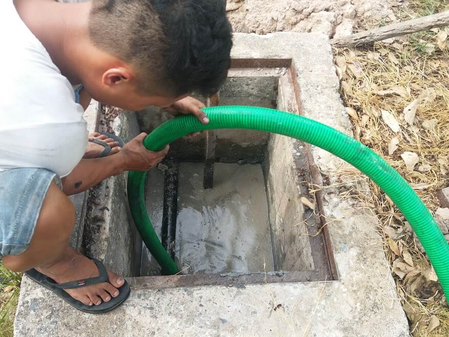 Cảnh thực hiện dịch vụ hút bể phốt với cam kết bảo vệ môi trường và sức khỏe cộng đồng