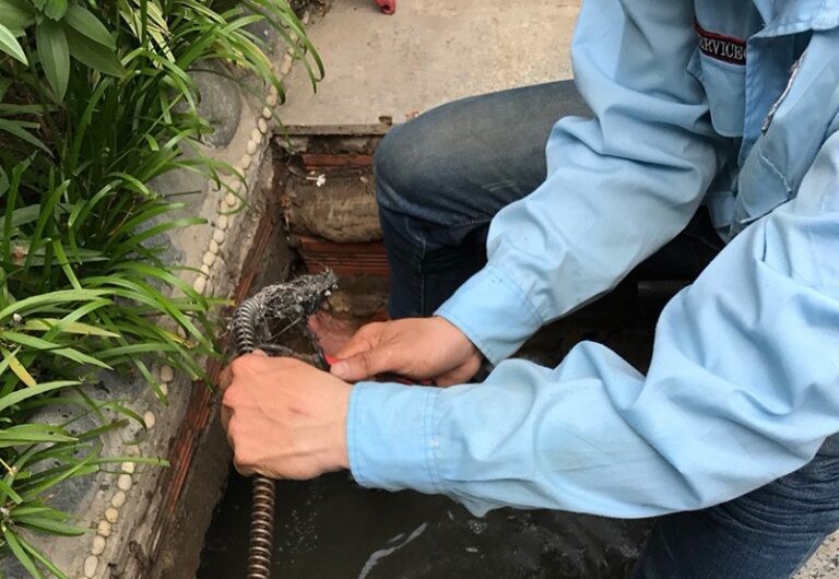 Kỹ thuật viên đang xử lý thông tắc bể phốt nhanh chóng và sạch sẽ