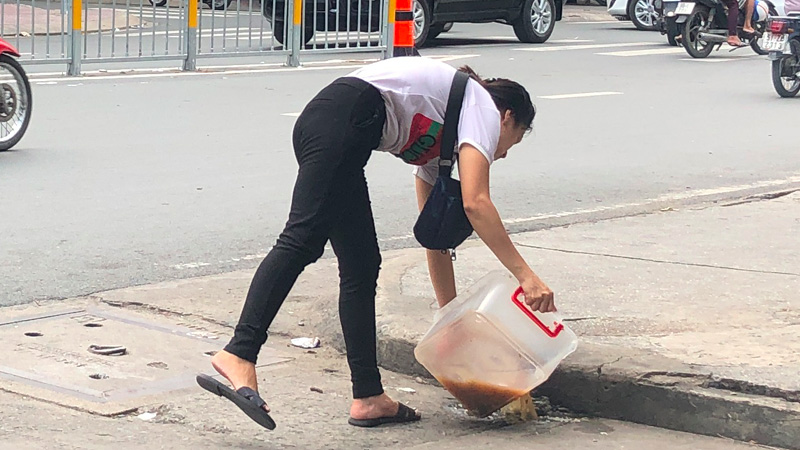 Nhiều nhà hàng, quán ăn thường xuyên đổ trực tiếp dầu mỡ xuống cống