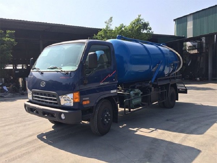 Xe hút bể phốt chuyên dụng đang thi công tại nhà dân ở Hải Phòng