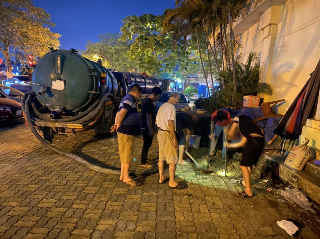 Kỹ thuật viên hút bể phốt chuyên nghiệp, xử lý nhanh chóng – sạch sẽ – gọn gàng