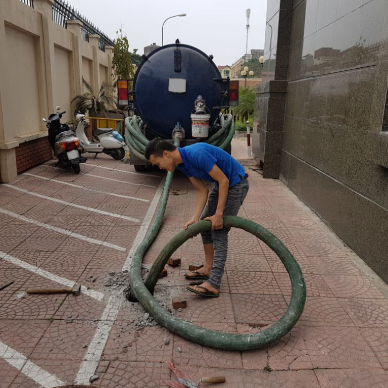 Bể phốt được vệ sinh sạch sẽ bằng công nghệ hút chân không tiên tiến, an toàn tuyệt đối