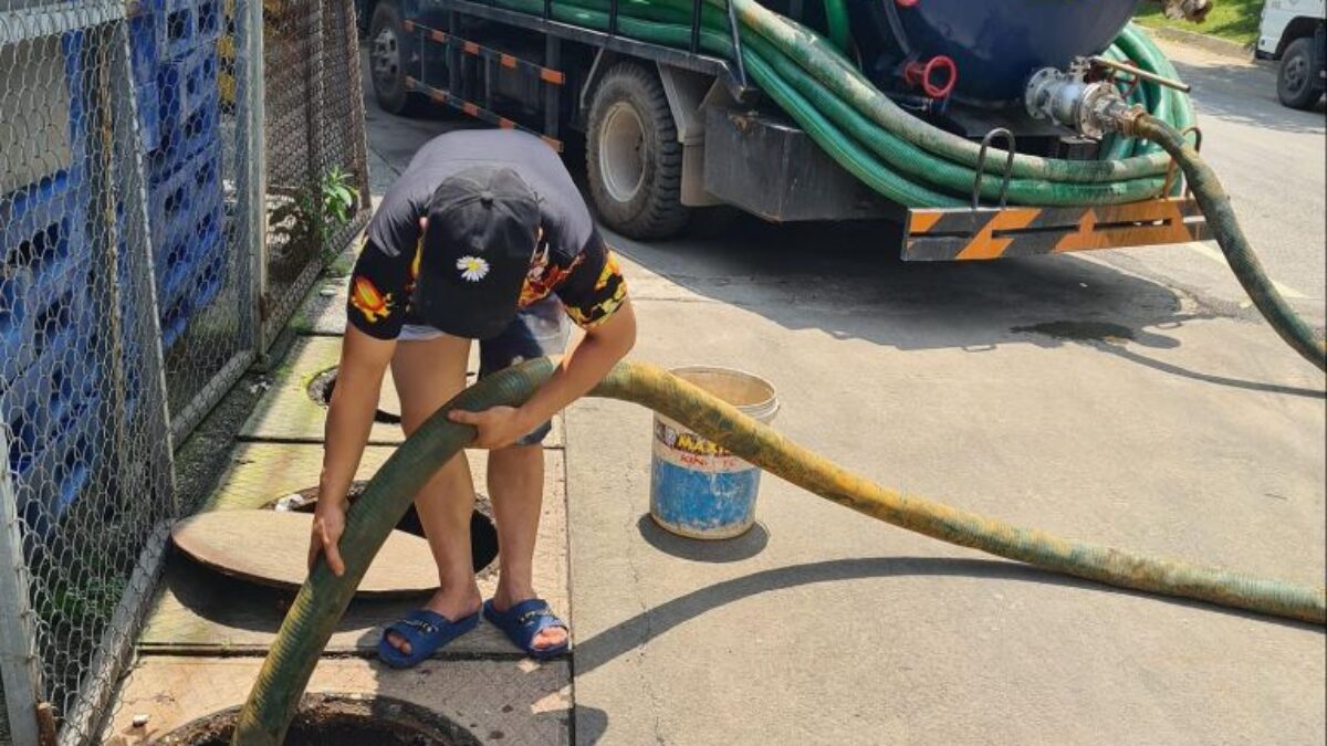 Xe chuyên dụng hút bể phốt đang thi công tại khu dân cư Thái Bình