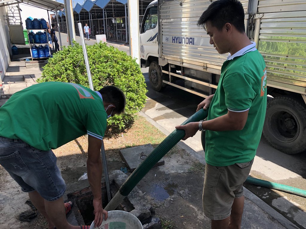Đội ngũ nhân viên chuyên nghiệp thực hiện dịch vụ hút bể phốt tại Hải Dương