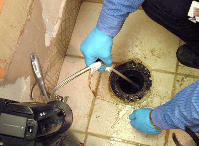 Nhân viên vệ sinh đang phun dung dịch khử mùi chuyên dụng, an toàn cho sức khỏe