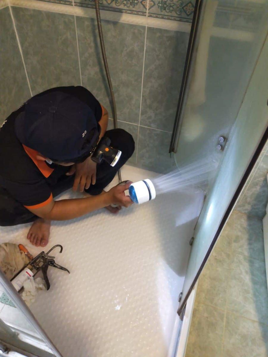 Sử dụng thiết bị hiện đại để khử mùi nhanh chóng, không cần đục phá hay tháo dỡ