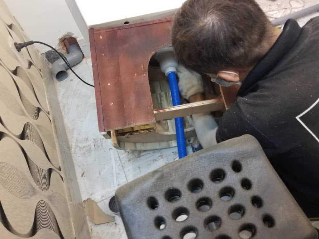 Quý khách phải thường xuyên kiểm tra xem hệ thống sau đồng hồ nước trong gia đình mình có bị rò rỉ không