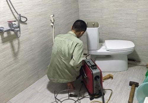 Xử lý tình trạng tắc nghẽn đường ống nước thải, nhà vệ sinh...