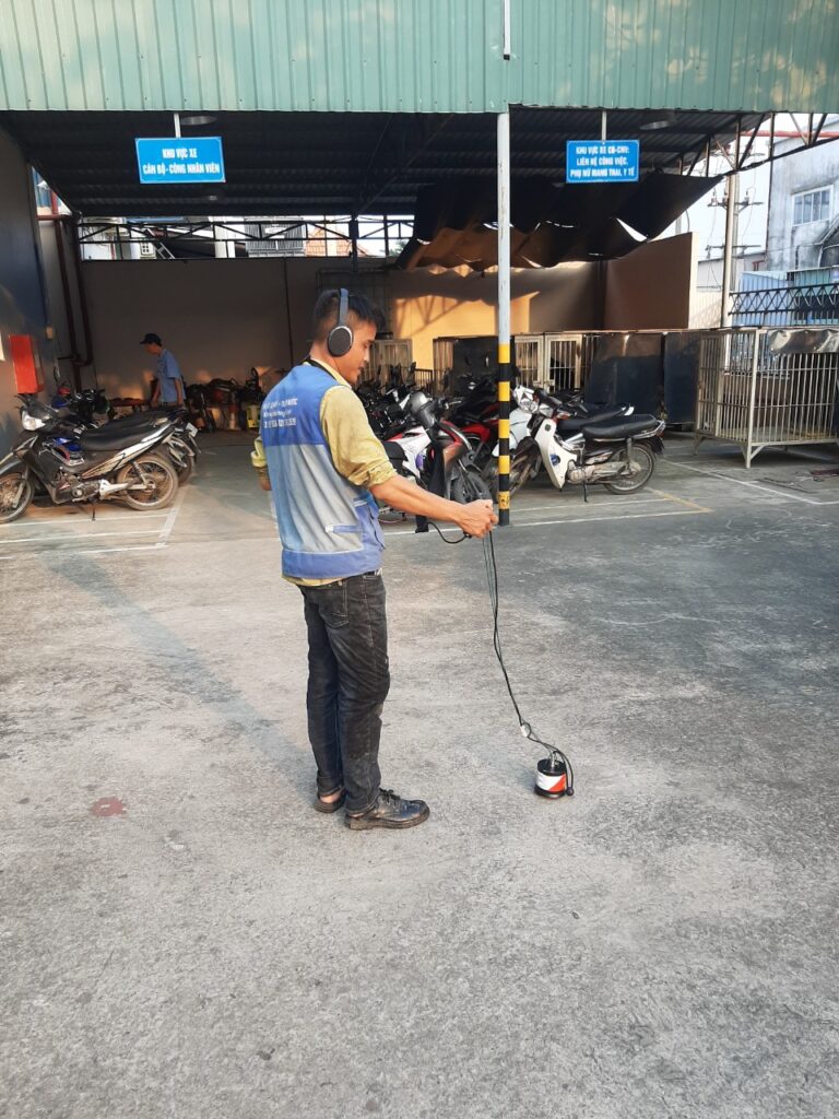 Kỹ thuật viên đang sử dụng máy siêu âm dò rò rỉ nước hiện đại tại Hưng Yên