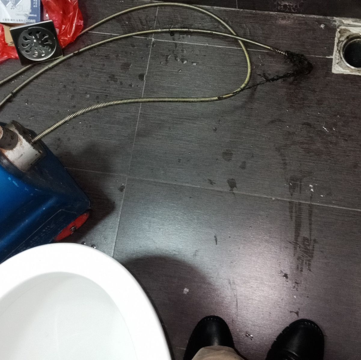 Việc xử lý tắc nghẽn ống cống cần được thực hiện kịp thời