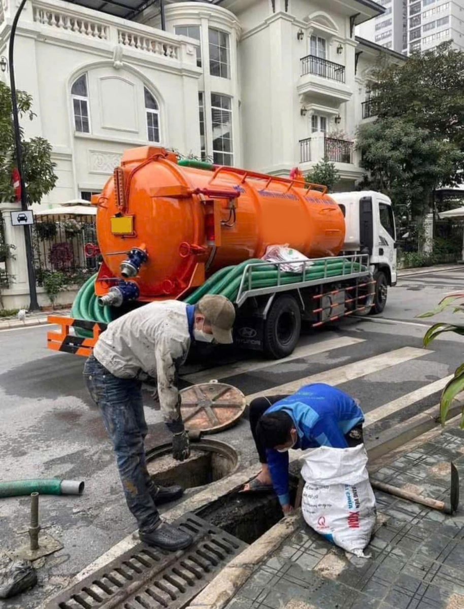 Kỹ thuật viên xử lý nhanh, gọn, sạch mùi