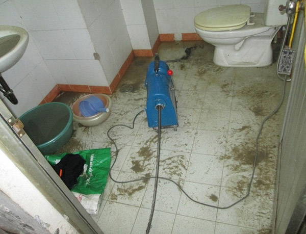 Có nhiều nguyên nhân gây ra tình trạng tắc nghẽn bể phốt