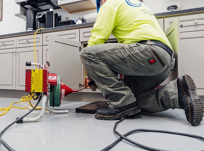 Quy trình hút bể phốt được thực hiện bằng trang thiết bị hiện đại, đảm bảo chất lượng và vệ sinh cao