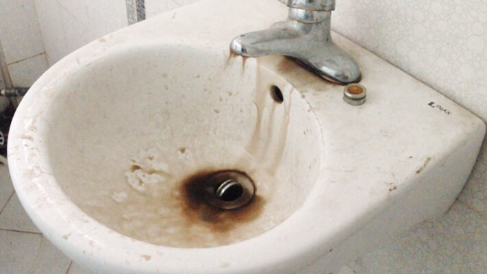 Ống nước trong nhà bị cặn bẩn và rong rêu bám lâu ngày