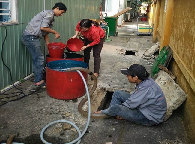 Nhân viên thực hiện làm sạch bể phốt khá nhanh chóng với thái độ thân thiện không gây khó chịu