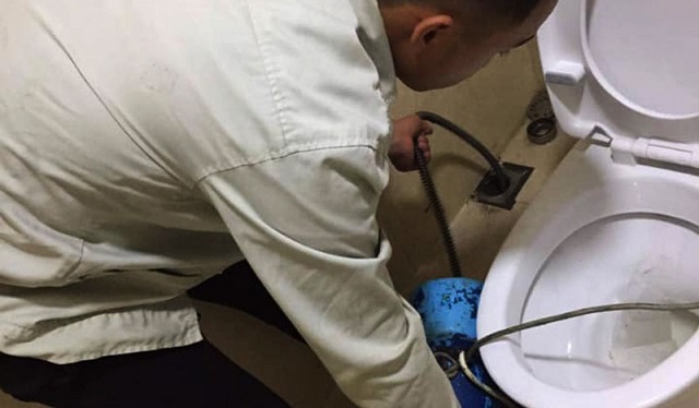 Thiết bị nội soi hiện đại hỗ trợ xử lý mùi hôi nhà vệ sinh chung cư tại Hưng Yên